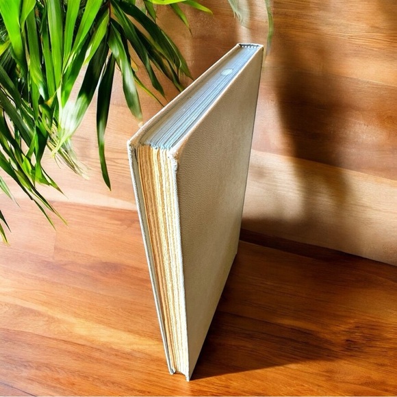 VINTAGE 1965 “The Legend of the Seventh Virgin” by Victoria Holt - Hardcover - Picture 6 of 9